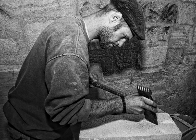 tailleur-LA TRINITE-min_man-black-and-white-photography-monument-male-statue-1202231-pxhere.com